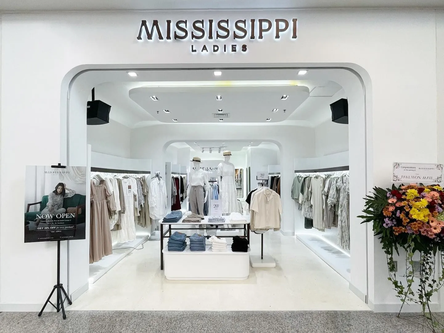 Misissippi ladies store front view